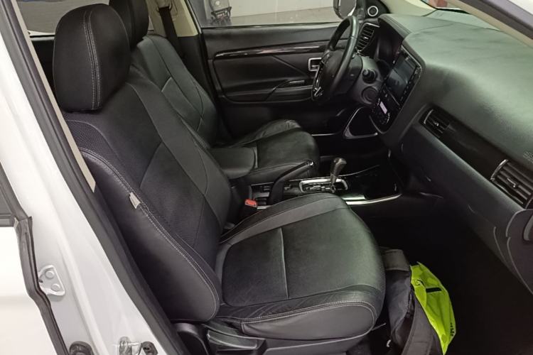 Used Mitsubishi Outlander 2018 2.0L Two-Wheel Drive Glory Edition 5 Seats Right Front Seat