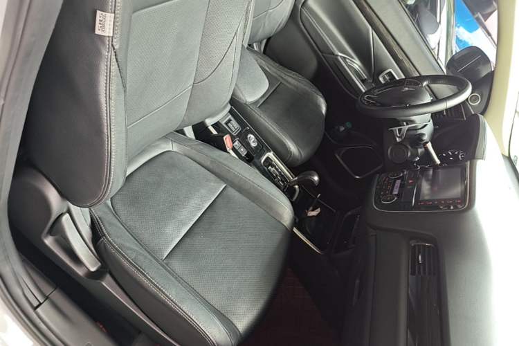 Used Mitsubishi Outlander 2018 2.4L 4x4 Elite Edition 5 Seats Right Front Seat