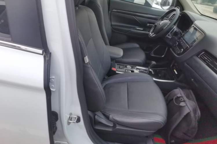Used Mitsubishi Outlander 2018 2.4L 4x4 Elite Edition 5 Seats Right Front Seat