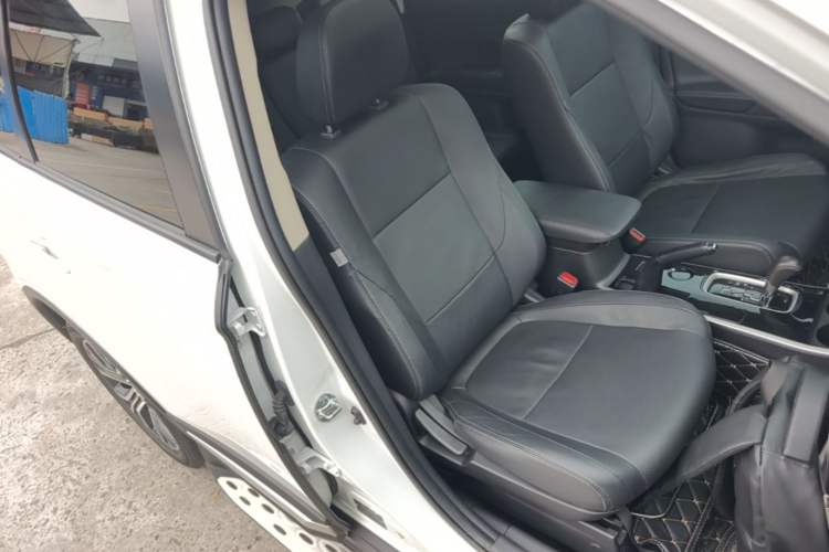 Used Mitsubishi Outlander 2018 2.0L Two-Wheel Drive Glory Edition 5 Seats Right Front Seat