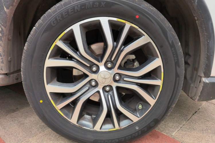 Used Mitsubishi Outlander 2018 2.4L 4x4 Luxury Edition 7-Seater Right Front Wheel Hub