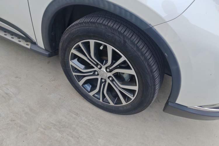 Used Mitsubishi Outlander 2018 2.4L 4x4 Elite Edition 5 Seats Right Front Wheel Hub