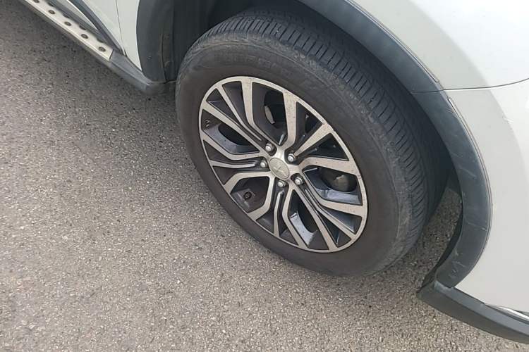 Used Mitsubishi Outlander 2018 2.0L Two-Wheel Drive Glory Edition 5 Seats Right Front Wheel Hub
