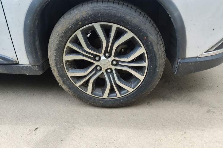 Used Mitsubishi Outlander 2018 2.0L Two-Wheel Drive Glory Edition 5 Seats Right Front Wheel Hub