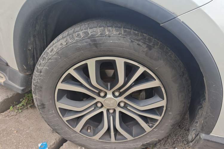 Used Mitsubishi Outlander 2018 2.0L Two-Wheel-Drive Jiale Edition 7-Seater Right Front Wheel Hub