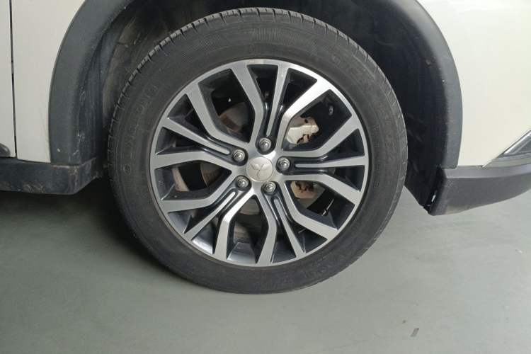 Used Mitsubishi Outlander 2018 2.0L Two-Wheel Drive Glory Edition 5 Seats Right Front Wheel Hub