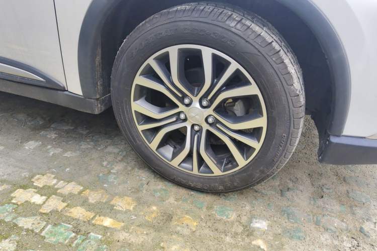Used Mitsubishi Outlander 2018 2.4L 4x4 Luxury Edition 7-Seater Right Front Wheel Hub