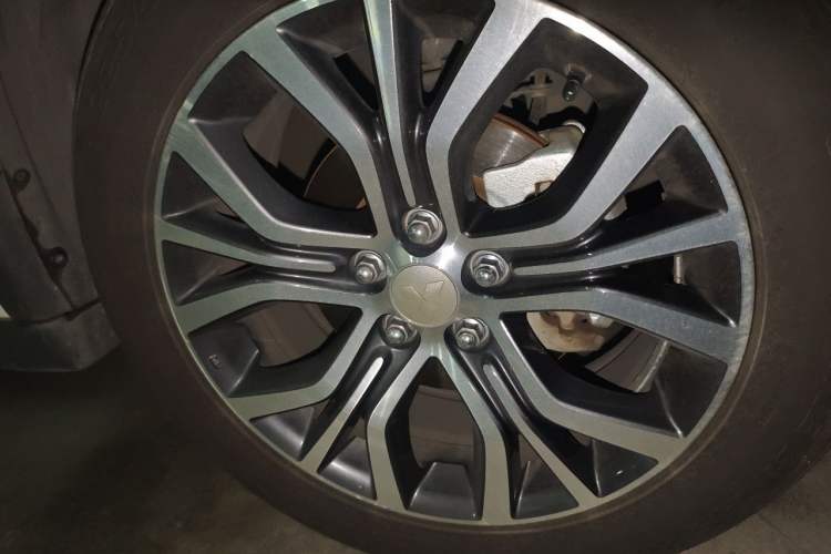 Used Mitsubishi Outlander 2018 2.4L 4x4 Elite Edition 5 Seats Right Front Wheel Hub