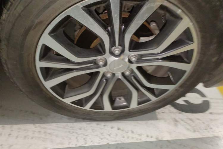 Used Mitsubishi Outlander 2018 2.0L Two-Wheel Drive Glory Edition 5 Seats Right Front Wheel Hub