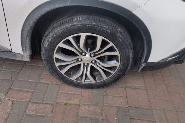 Used Mitsubishi Outlander 2018 2.0L Two-Wheel Drive Glory Edition 5 Seats Right Front Wheel Hub