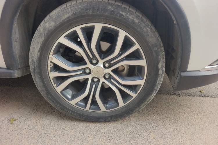 Used Mitsubishi Outlander 2018 2.4L 4x4 Elite Edition 5 Seats Right Front Wheel Hub