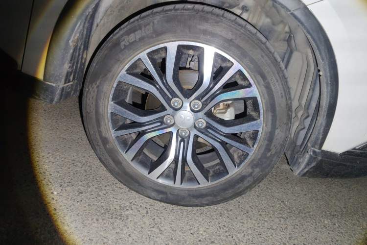 Used Mitsubishi Outlander 2018 2.4L 4x4 Elite Edition 5 Seats Right Front Wheel Hub