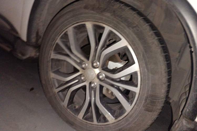 Used Mitsubishi Outlander 2018 2.0L Two-Wheel Drive Glory Edition 5 Seats Right Front Wheel Hub