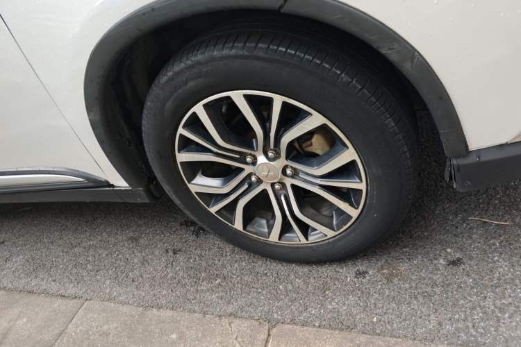 Used Mitsubishi Outlander 2018 2.4L 4x4 Elite Edition 5 Seats Right Front Wheel Hub