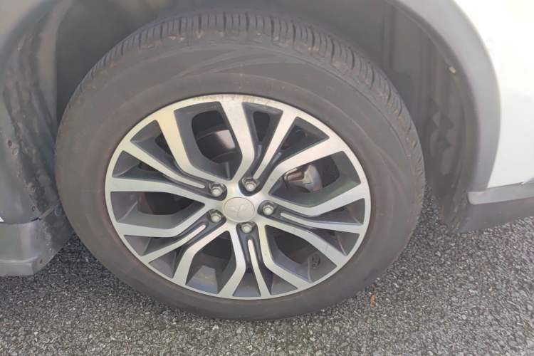 Used Mitsubishi Outlander 2018 2.0L Two-Wheel Drive Glory Edition 5 Seats Right Front Wheel Hub