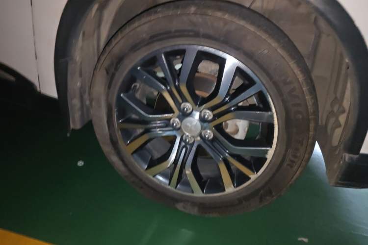 Used Mitsubishi Outlander 2018 2.0L Two-Wheel Drive Glory Edition 5 Seats Right Front Wheel Hub