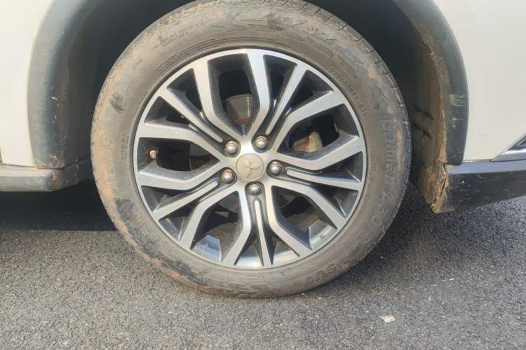 Used Mitsubishi Outlander 2018 2.4L 4x4 Elite Edition 5 Seats Right Front Wheel Hub