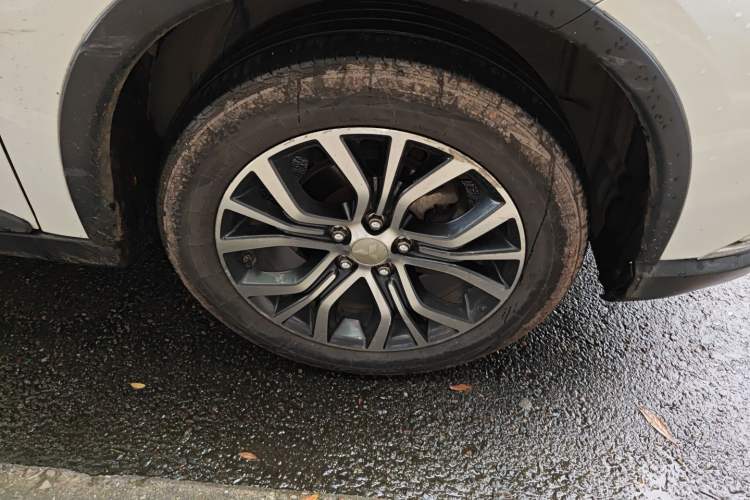 Used Mitsubishi Outlander 2018 2.0L Two-Wheel Drive Glory Edition 5 Seats Right Front Wheel Hub
