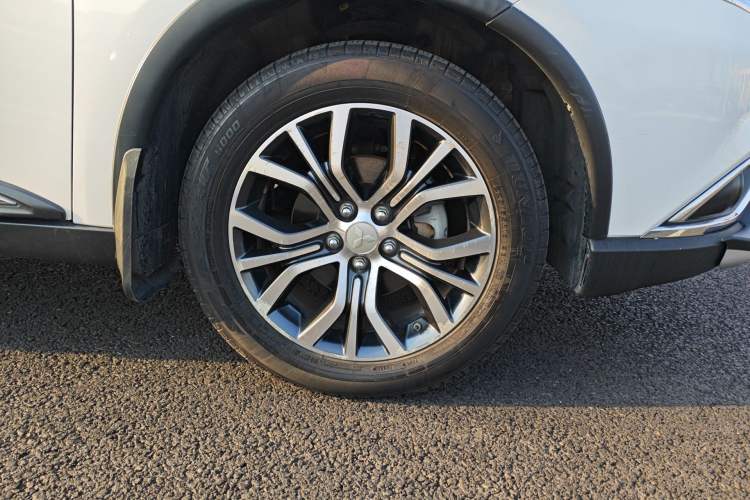 Used Mitsubishi Outlander 2018 2.4L 4x4 Elite Edition 5 Seats Right Front Wheel Hub