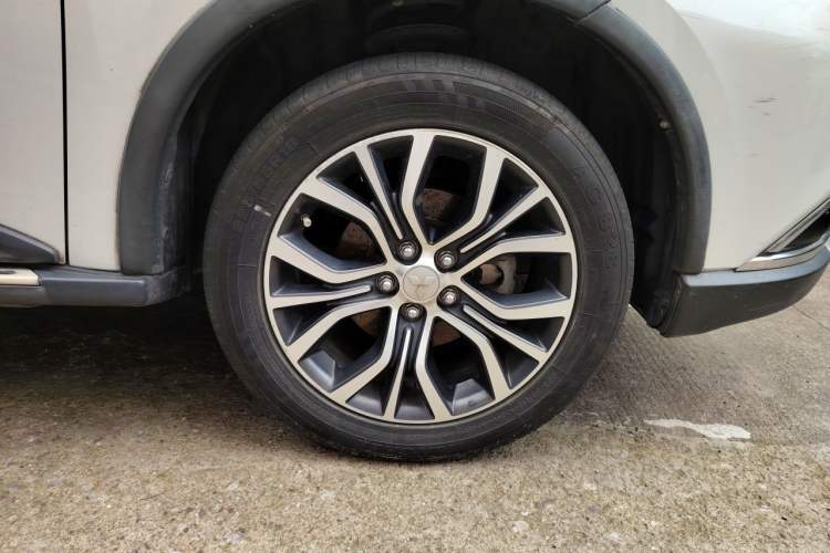 Used Mitsubishi Outlander 2018 2.0L Two-Wheel Drive Glory Edition 5 Seats Right Front Wheel Hub