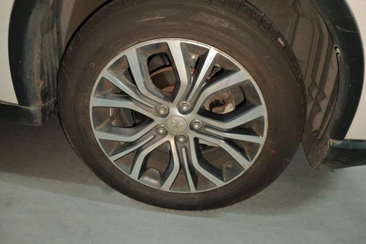 Used Mitsubishi Outlander 2018 2.0L Two-Wheel Drive Glory Edition 5 Seats Right Front Wheel Hub