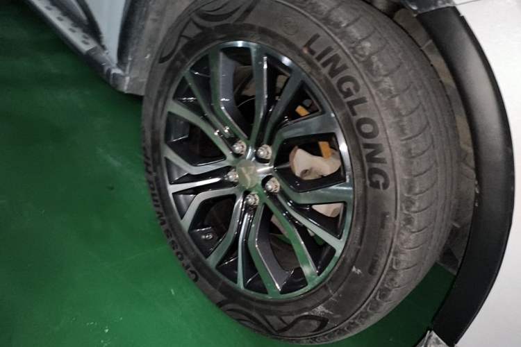 Used Mitsubishi Outlander 2018 2.0L Two-Wheel Drive Glory Edition 5 Seats Right Front Wheel Hub