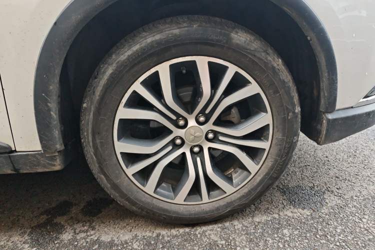 Used Mitsubishi Outlander 2018 2.4L 4x4 Elite Edition 5 Seats Right Front Wheel Hub