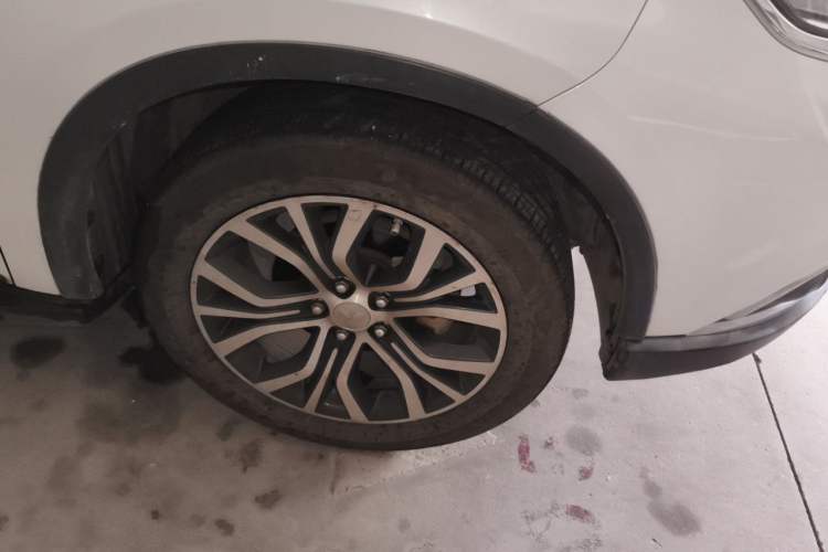 Used Mitsubishi Outlander 2018 2.4L 4x4 Elite Edition 5 Seats Right Front Wheel Hub