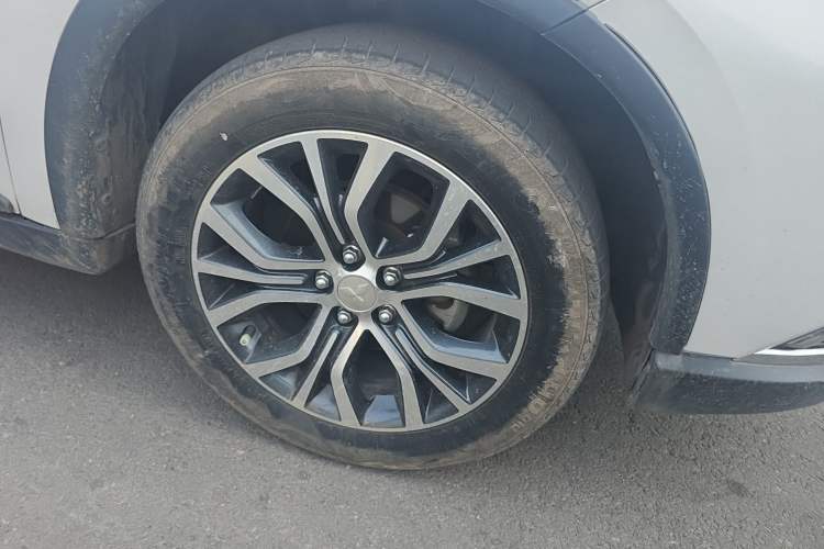 Used Mitsubishi Outlander 2018 2.4L 4x4 Luxury Edition 7-Seater Right Front Wheel Hub