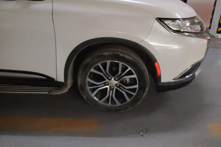 Used Mitsubishi Outlander 2018 2.0L Two-Wheel Drive Glory Edition 5 Seats Right Front Wheel Hub