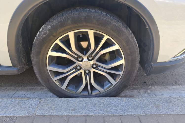Used Mitsubishi Outlander 2018 2.4L 4x4 Elite Edition 5 Seats Right Front Wheel Hub