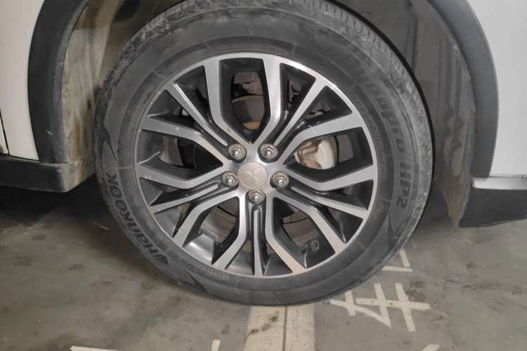 Used Mitsubishi Outlander 2018 2.0L Two-Wheel Drive Glory Edition 5 Seats Right Front Wheel Hub