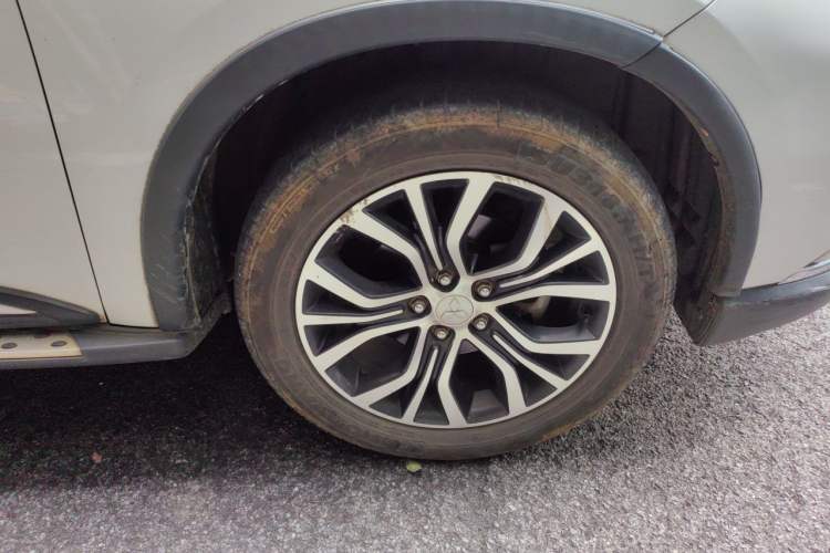 Used Mitsubishi Outlander 2018 2.0L Two-Wheel-Drive Jiale Edition 7-Seater Right Front Wheel Hub