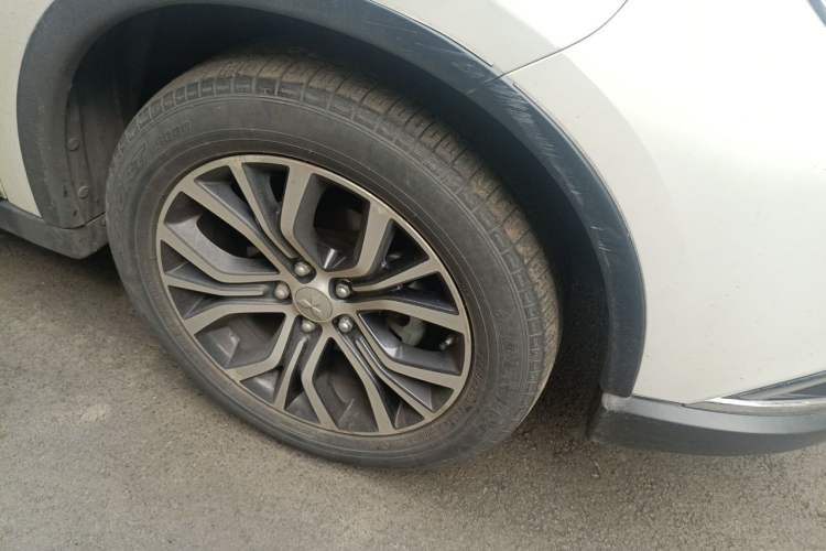 Used Mitsubishi Outlander 2018 2.4L 4x4 Elite Edition 5 Seats Right Front Wheel Hub