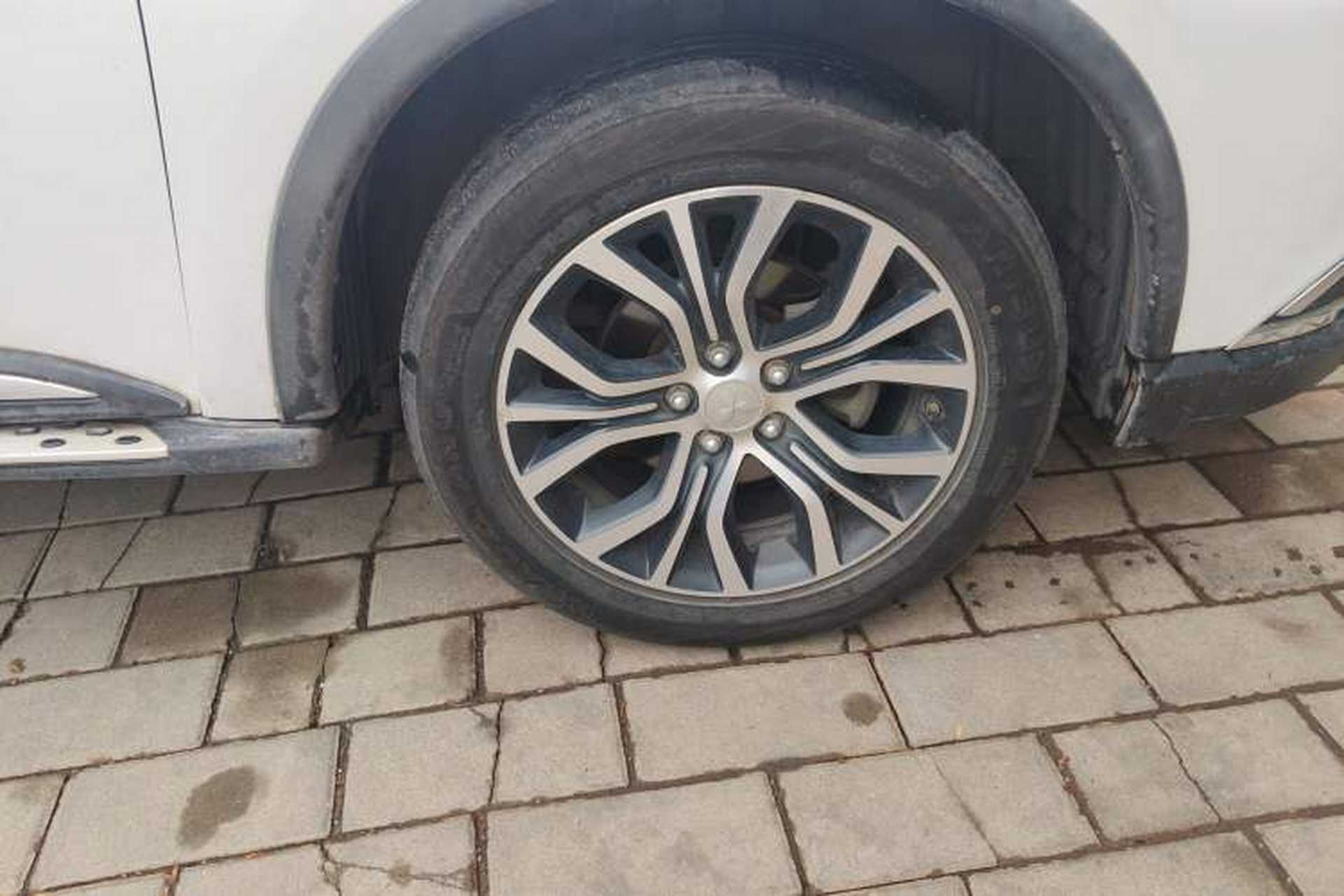 Used Mitsubishi Outlander 2018 2.0L Two-Wheel Drive Glory Edition 5 Seats Right Front Wheel Hub