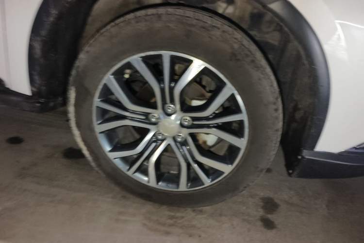 Used Mitsubishi Outlander 2018 2.0L Two-Wheel Drive Glory Edition 5 Seats Right Front Wheel Hub
