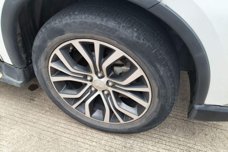 Used Mitsubishi Outlander 2018 2.4L 4x4 Elite Edition 5 Seats Right Front Wheel Hub
