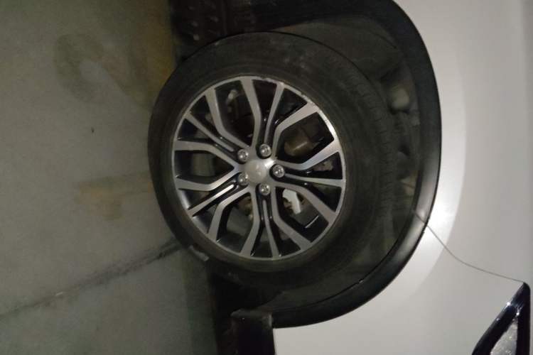 Used Mitsubishi Outlander 2018 2.4L 4x4 Elite Edition 5 Seats Right Front Wheel Hub