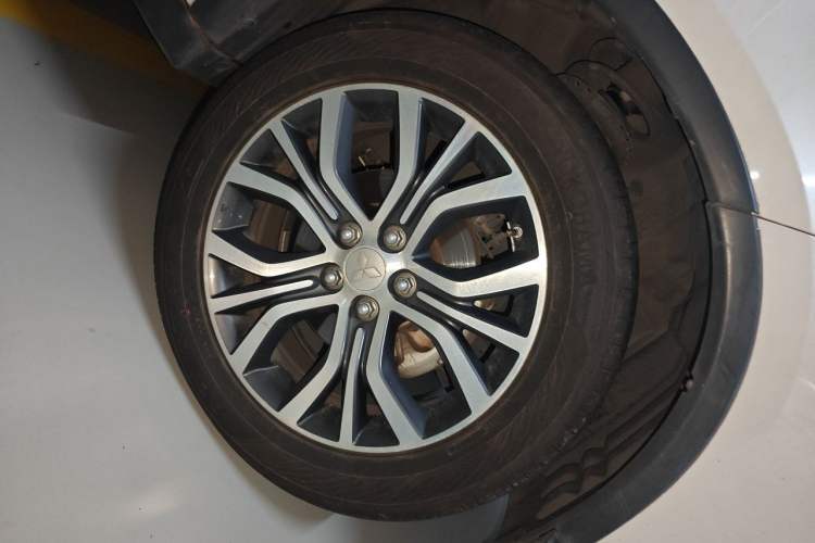 Used Mitsubishi Outlander 2018 2.4L 4x4 Elite Edition 5 Seats Right Front Wheel Hub