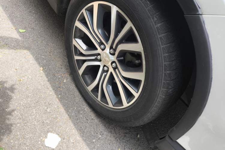Used Mitsubishi Outlander 2018 2.4L 4x4 Prestige Edition 7 Seats Right Front Wheel Hub