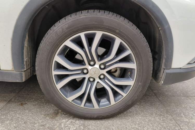 Used Mitsubishi Outlander 2018 2.4L 4x4 Elite Edition 5 Seats Right Front Wheel Hub