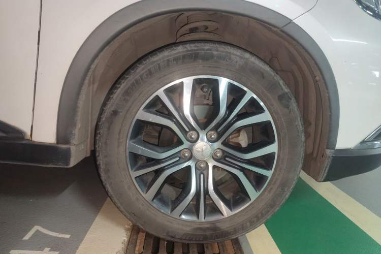 Used Mitsubishi Outlander 2018 2.4L 4x4 Luxury Edition 7-Seater Right Front Wheel Hub