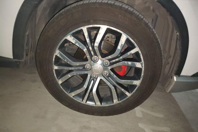 Used Mitsubishi Outlander 2018 2.0L Two-Wheel Drive Glory Edition 5 Seats Right Front Wheel Hub