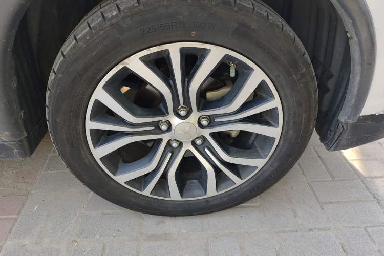 Used Mitsubishi Outlander 2018 2.4L 4x4 Elite Edition 5 Seats Right Front Wheel Hub