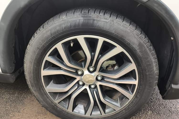 Used Mitsubishi Outlander 2018 2.0L Two-Wheel Drive Glory Edition 5 Seats Right Front Wheel Hub