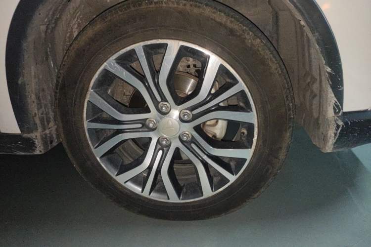 Used Mitsubishi Outlander 2018 2.4L 4x4 Elite Edition 5 Seats Right Front Wheel Hub