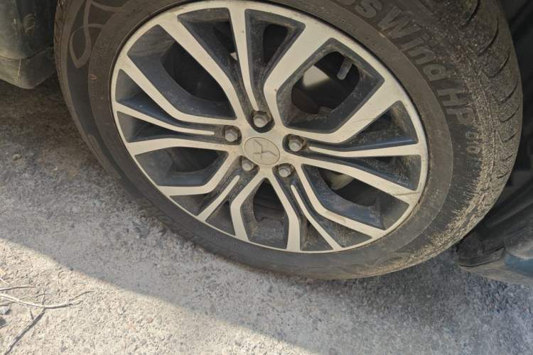 Used Mitsubishi Outlander 2018 2.4L 4x4 Elite Edition 5 Seats Right Front Wheel Hub