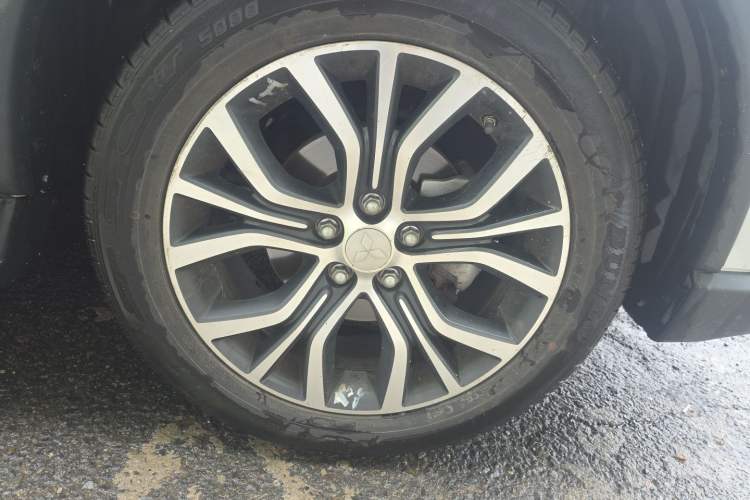 Used Mitsubishi Outlander 2018 2.0L Two-Wheel Drive Glory Edition 5 Seats Right Front Wheel Hub