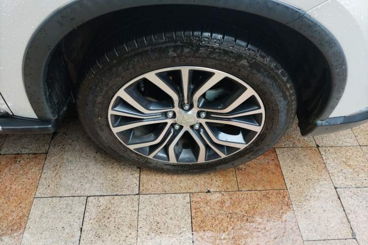 Used Mitsubishi Outlander 2018 2.0L Two-Wheel Drive Glory Edition 5 Seats Right Front Wheel Hub