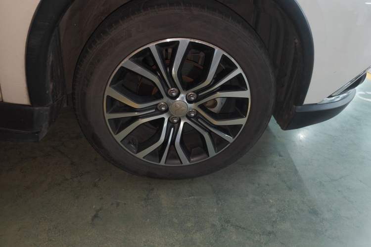 Used Mitsubishi Outlander 2018 2.4L 4x4 Elite Edition 5 Seats Right Front Wheel Hub